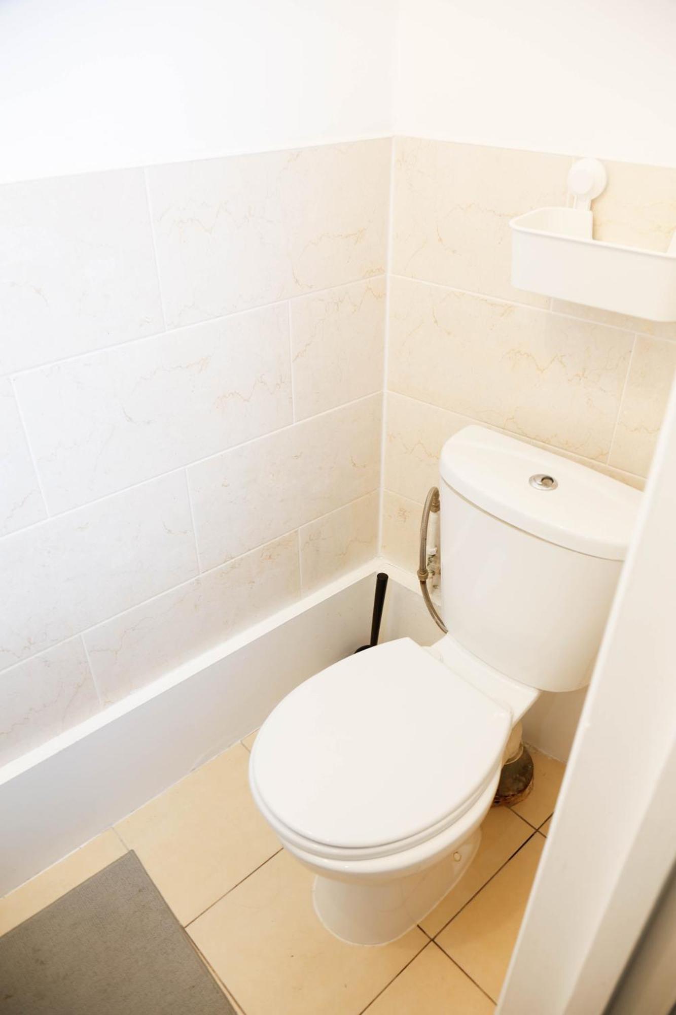 Homestay Stylish 1-minute Walk To Camden Town Metro, Shops, Cafes, Bars & Restaurants With Shared Bathrooms London
