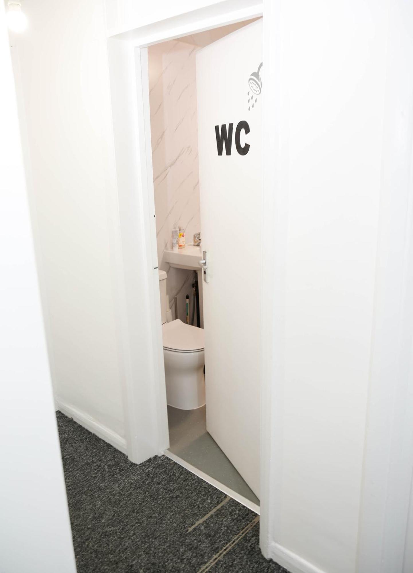 Stylish 1-minute Walk To Camden Town Metro, Shops, Cafes, Bars & Restaurants With Shared Bathrooms Homestay