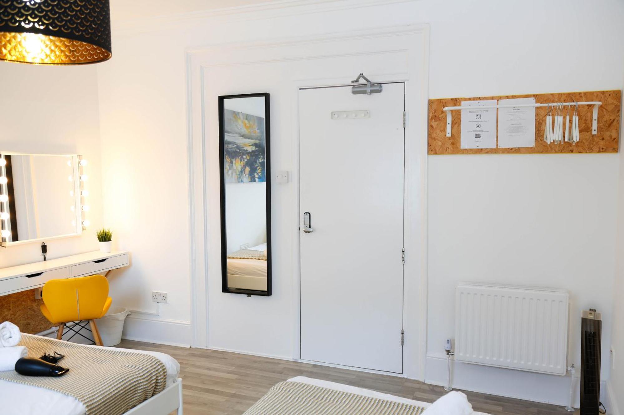 Homestay Stylish 1-minute Walk To Camden Town Metro, Shops, Cafes, Bars & Restaurants With Shared Bathrooms *