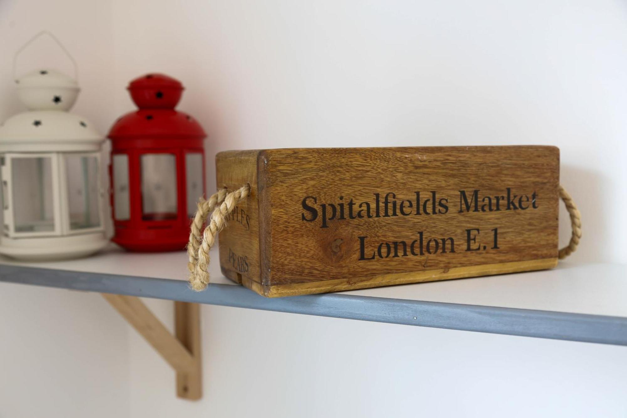Homestay Stylish 1-minute Walk To Camden Town Metro, Shops, Cafes, Bars & Restaurants With Shared Bathrooms