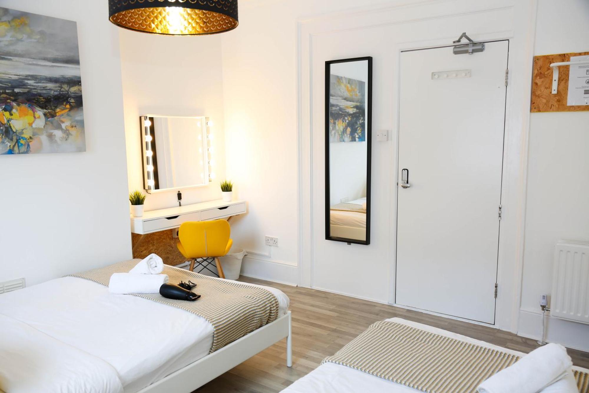 Homestay Stylish 1-minute Walk To Camden Town Metro, Shops, Cafes, Bars & Restaurants With Shared Bathrooms *
