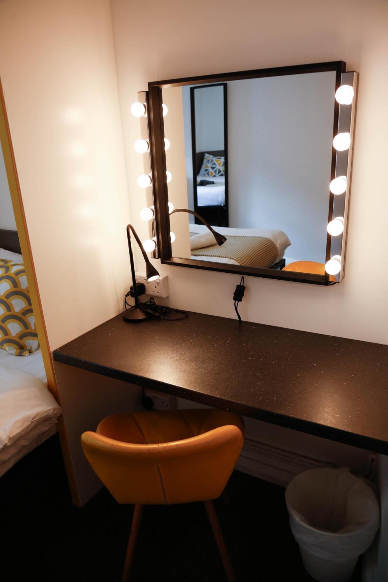 Homestay Stylish 1-minute Walk To Camden Town Metro, Shops, Cafes, Bars & Restaurants With Shared Bathrooms London