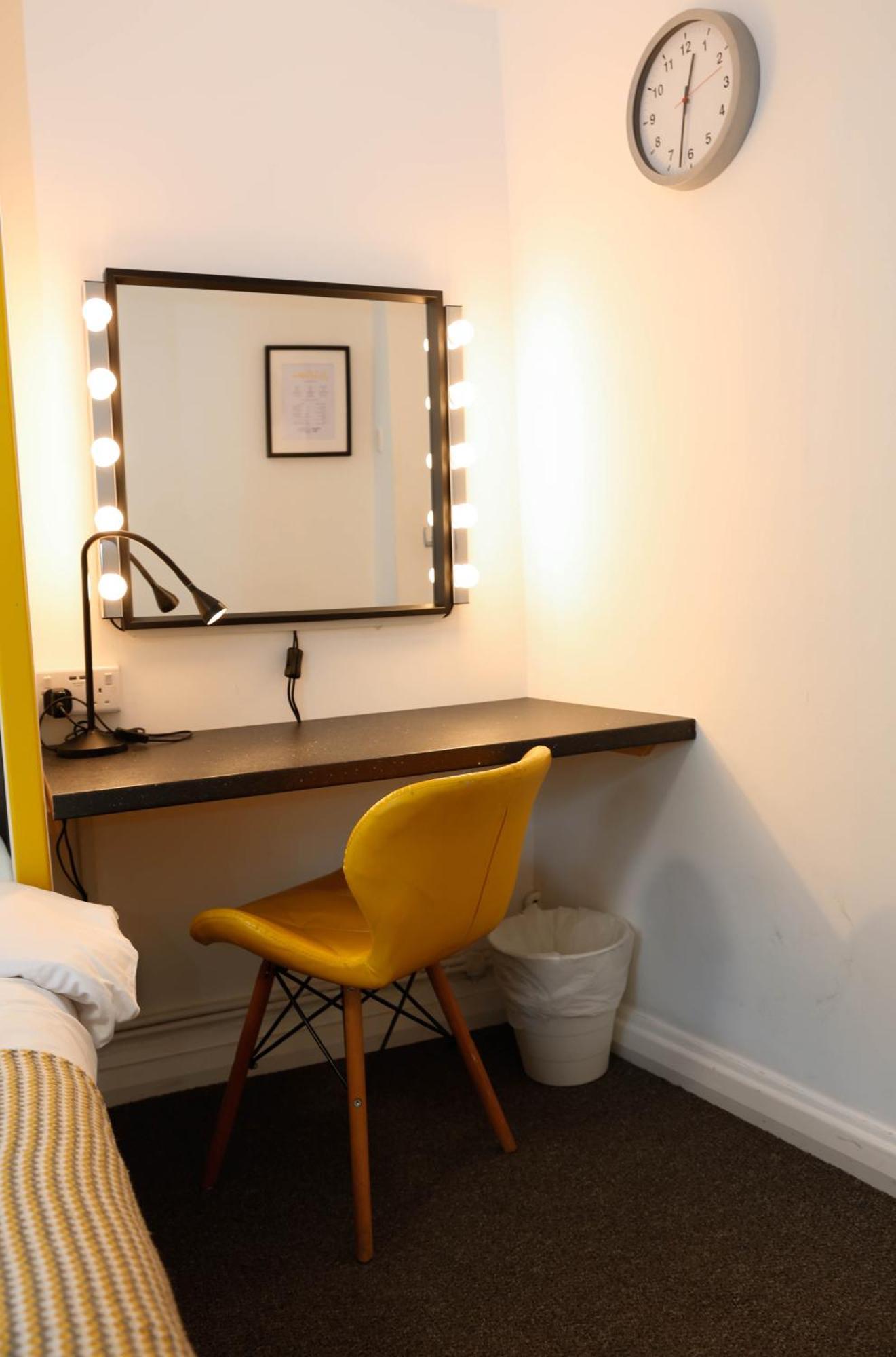 Homestay Stylish 1-minute Walk To Camden Town Metro, Shops, Cafes, Bars & Restaurants With Shared Bathrooms