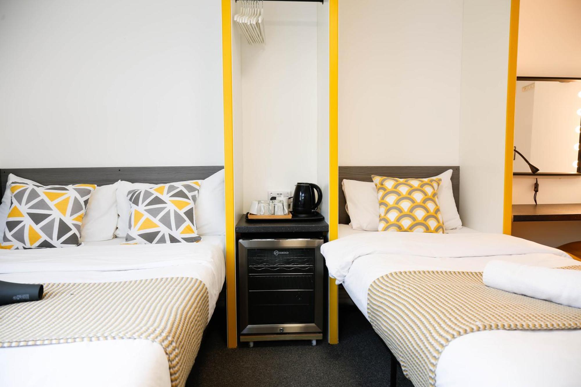 Stylish 1-minute Walk To Camden Town Metro, Shops, Cafes, Bars & Restaurants With Shared Bathrooms Homestay *