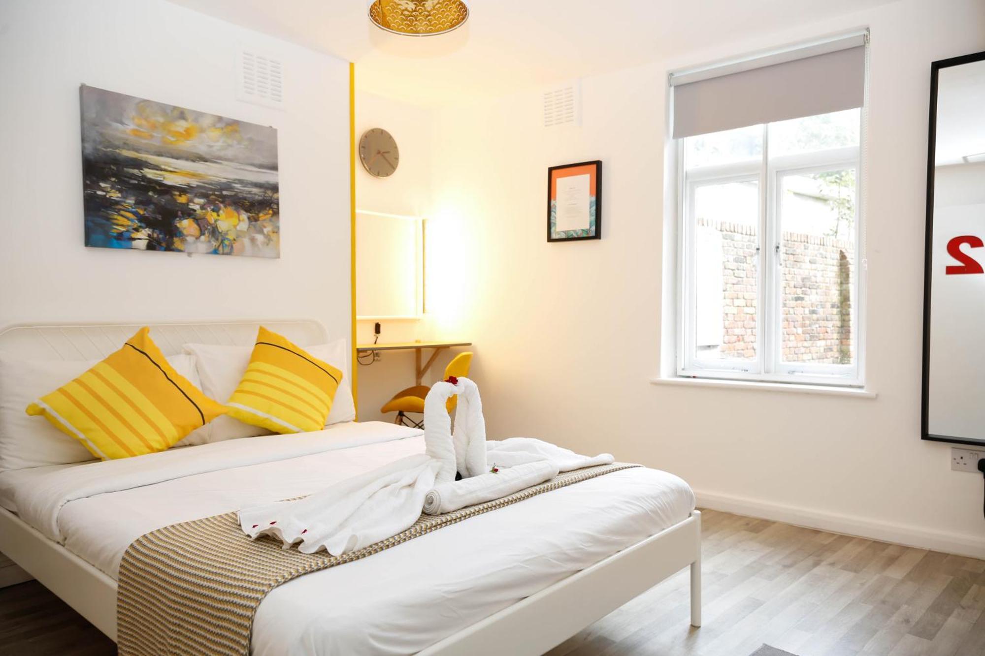 Stylish 1-minute Walk To Camden Town Metro, Shops, Cafes, Bars & Restaurants With Shared Bathrooms Homestay London