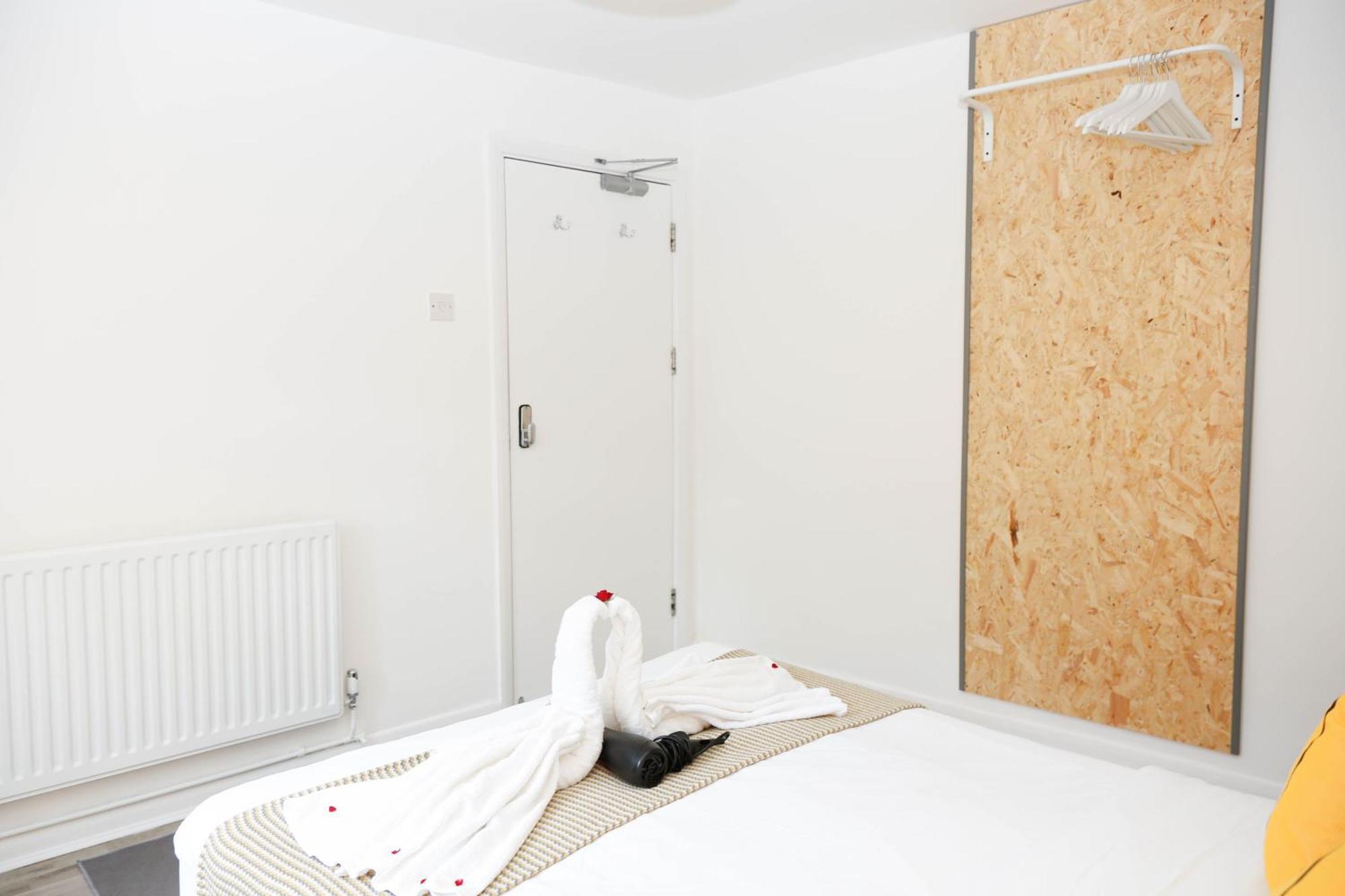 Stylish 1-minute Walk To Camden Town Metro, Shops, Cafes, Bars & Restaurants With Shared Bathrooms Homestay