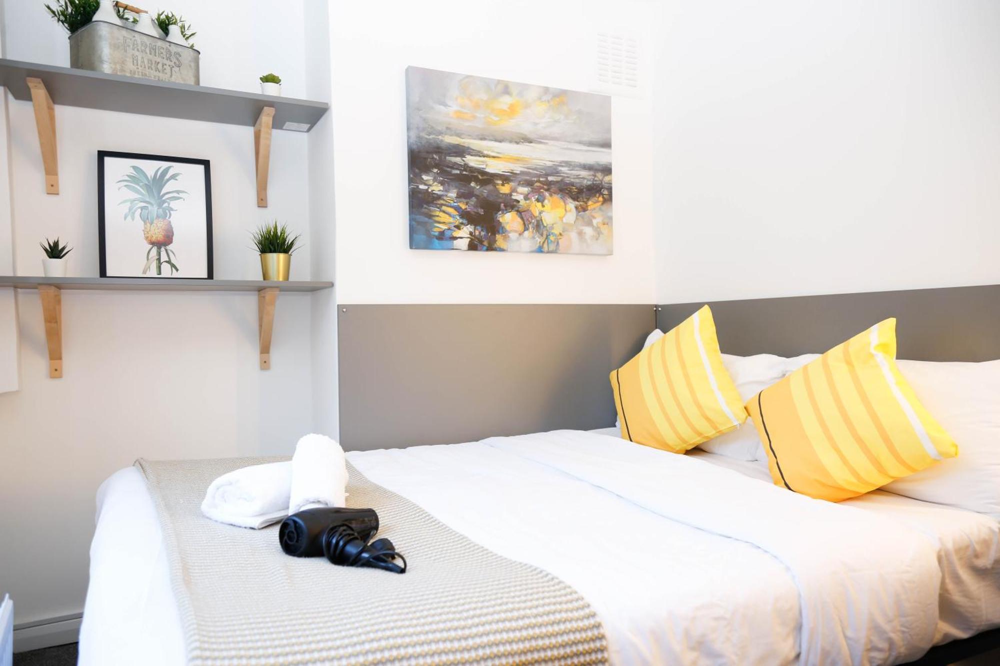 Stylish 1-minute Walk To Camden Town Metro, Shops, Cafes, Bars & Restaurants With Shared Bathrooms Homestay