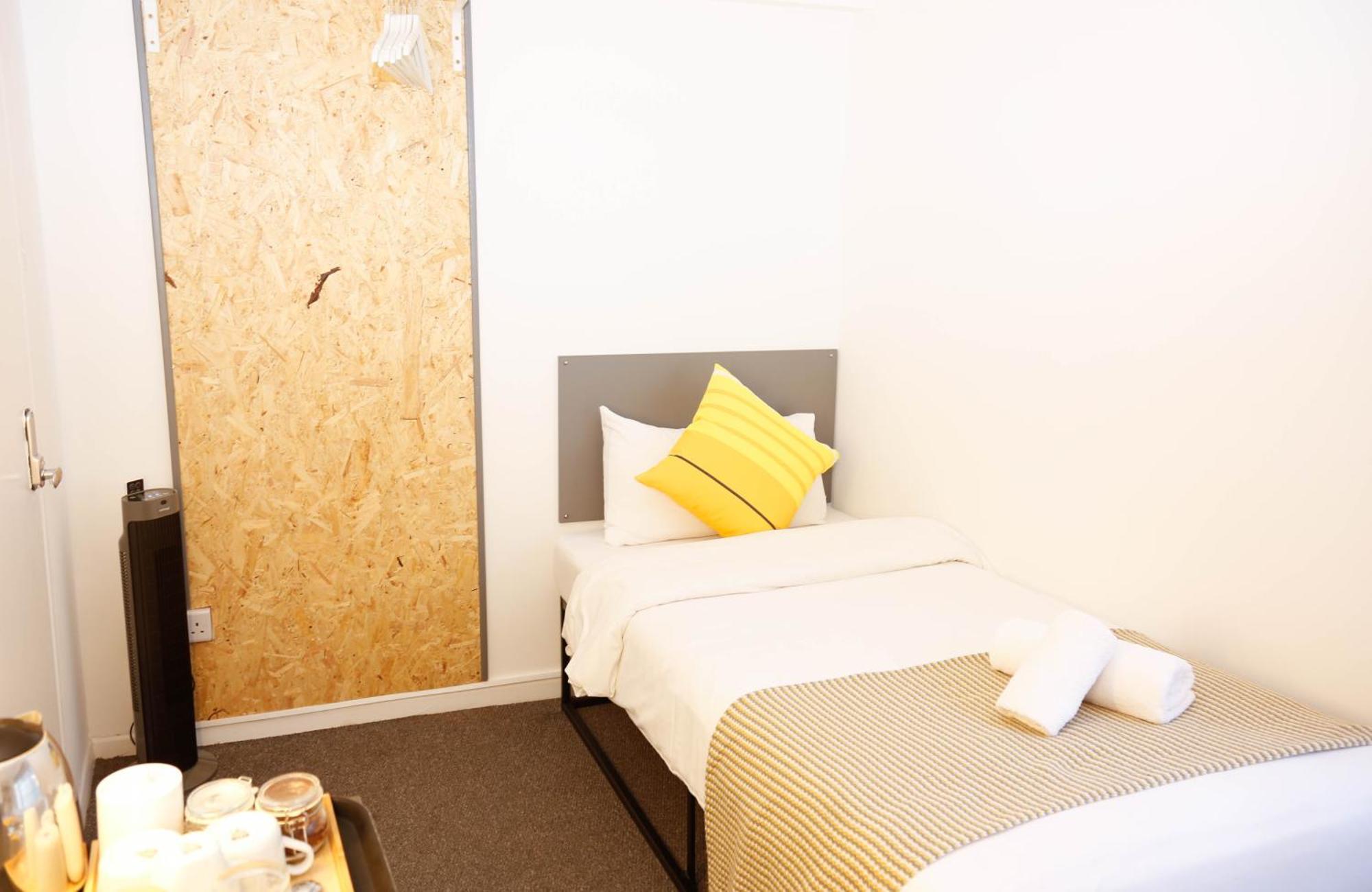 Stylish 1-minute Walk To Camden Town Metro, Shops, Cafes, Bars & Restaurants With Shared Bathrooms Homestay London