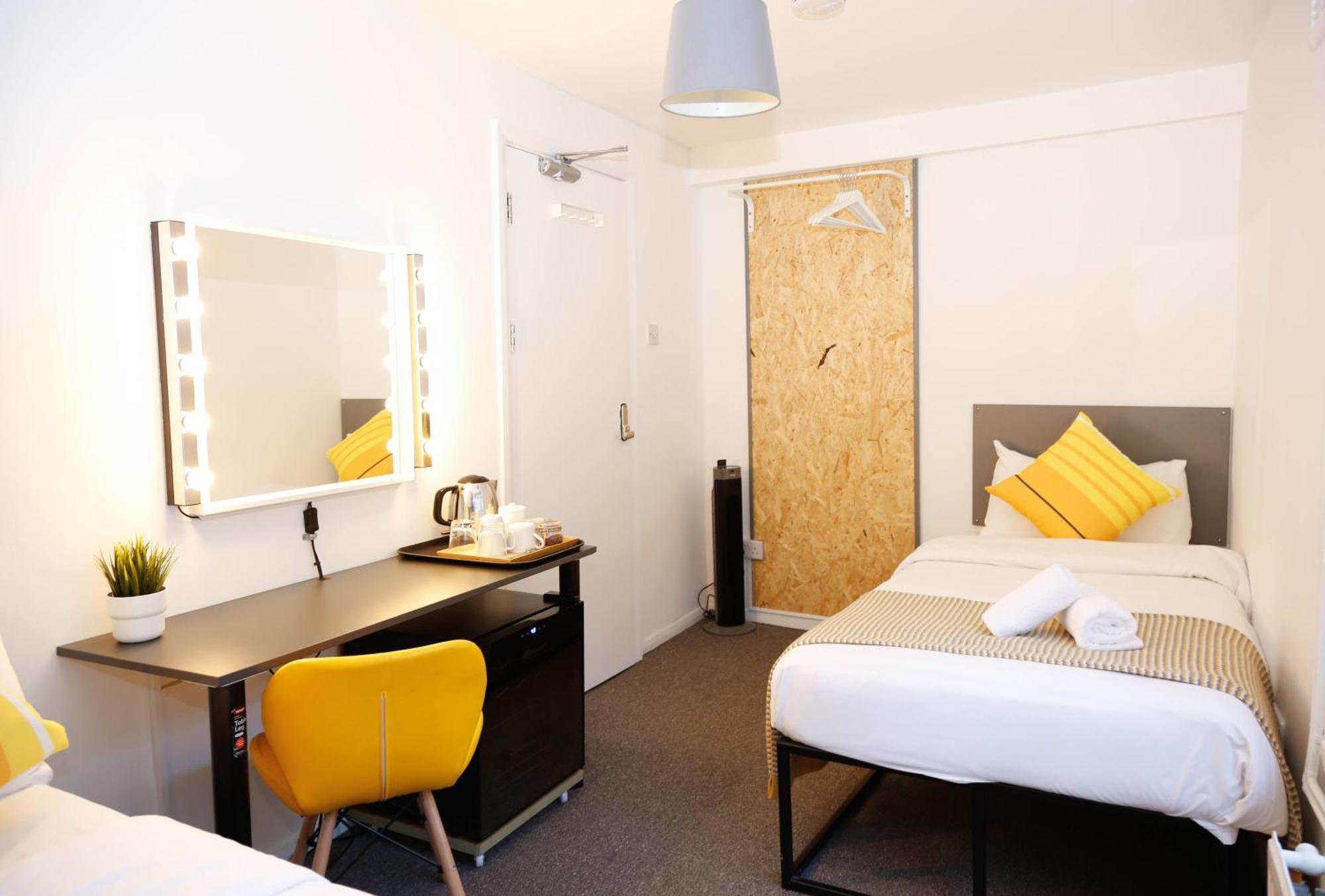 Stylish 1-minute Walk To Camden Town Metro, Shops, Cafes, Bars & Restaurants With Shared Bathrooms Homestay London