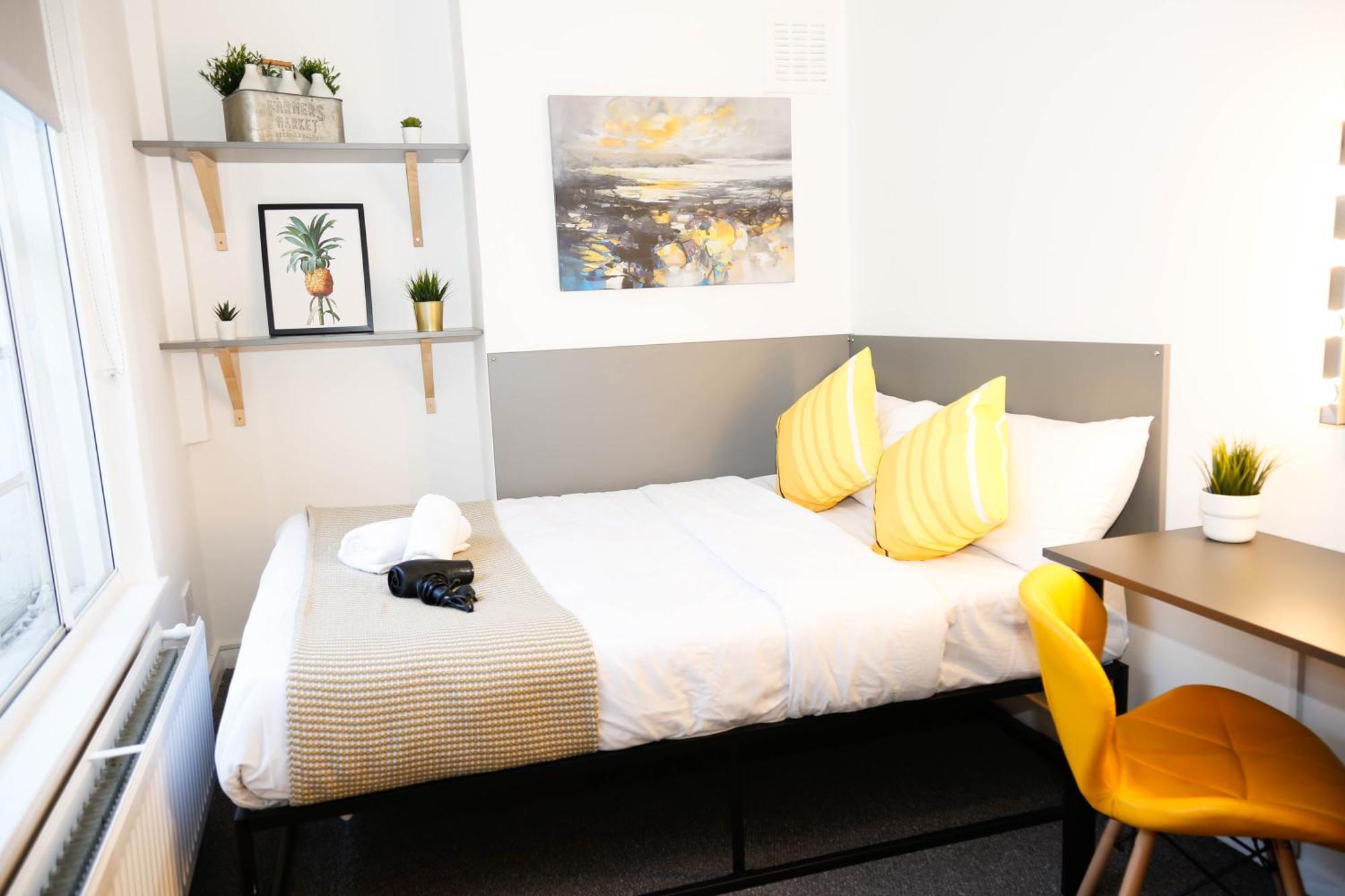 Stylish 1-minute Walk To Camden Town Metro, Shops, Cafes, Bars & Restaurants With Shared Bathrooms Homestay
