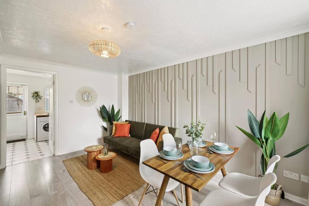 Cosy & Modern Property In - Sleeps Up To 5