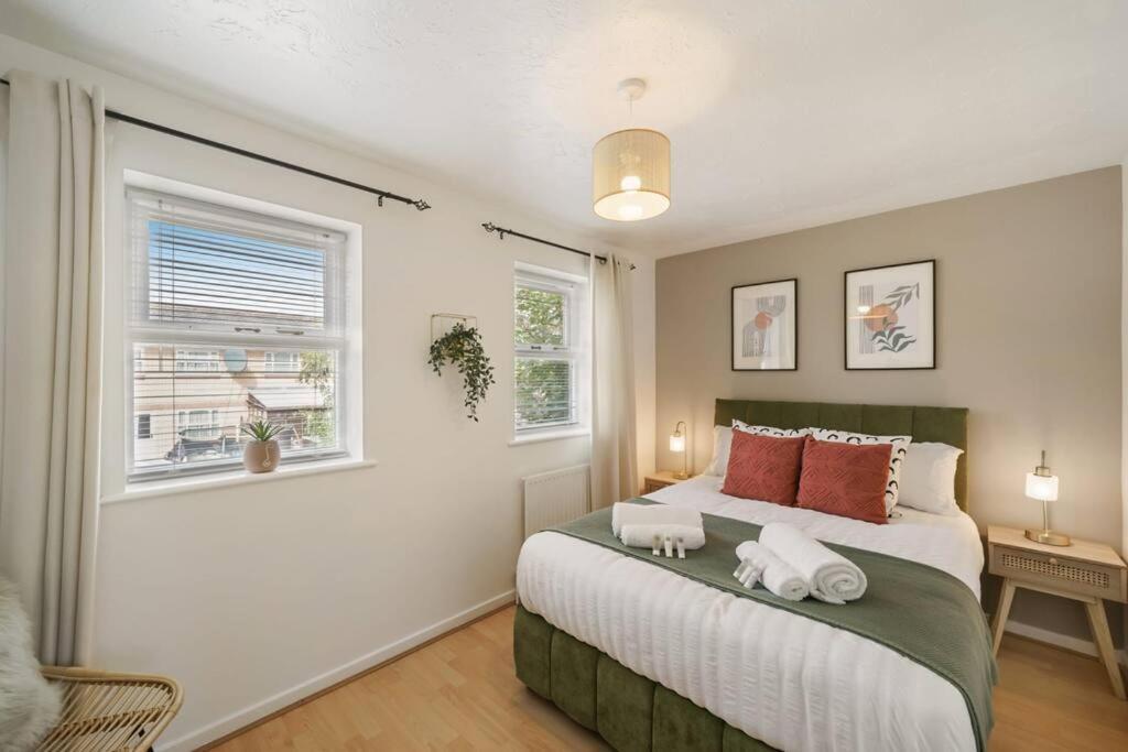 Apartment Cosy & Modern Property In - Sleeps Up To 5