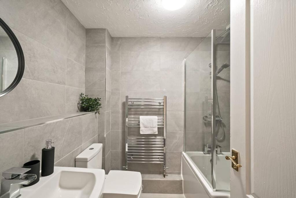 Cosy & Modern Property In - Sleeps Up To 5 * London