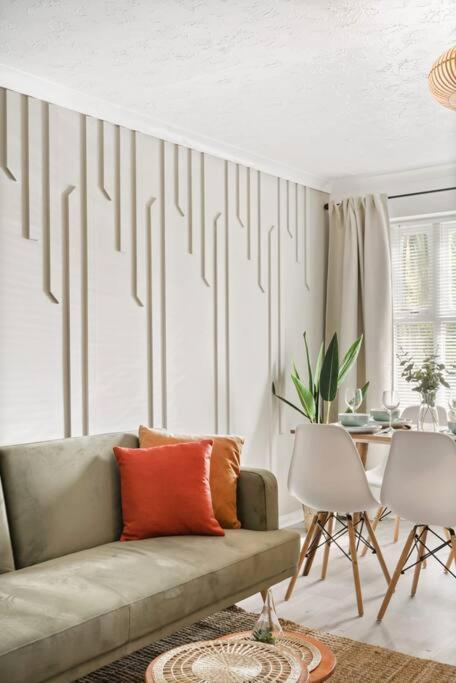 Apartment Cosy & Modern Property In - Sleeps Up To 5 London