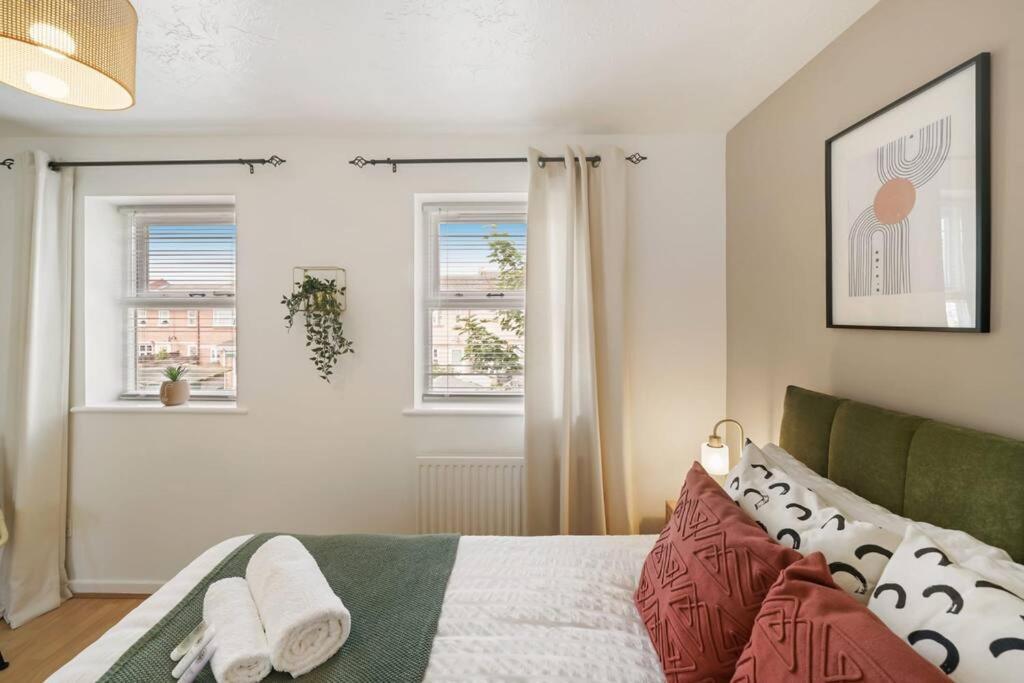 Cosy & Modern Property In - Sleeps Up To 5 * London