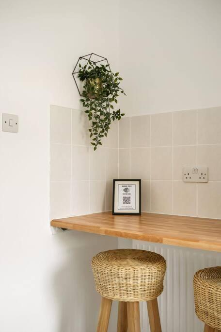 Apartment Cosy & Modern Property In - Sleeps Up To 5