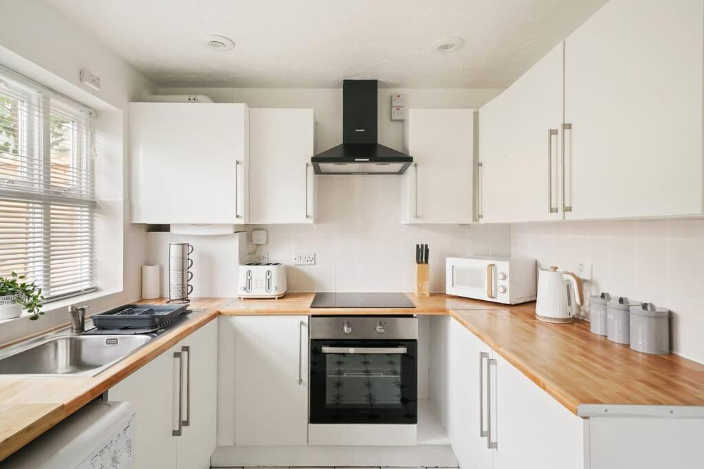 Cosy & Modern Property In - Sleeps Up To 5 Apartment *