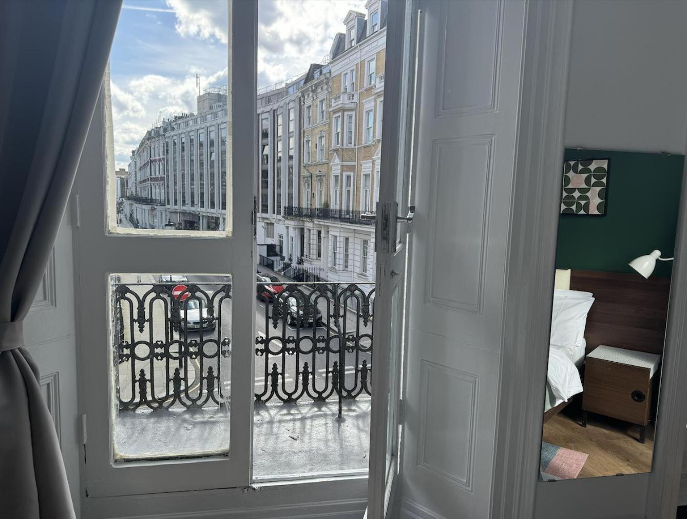 Charming Large With Balcony Apartment London