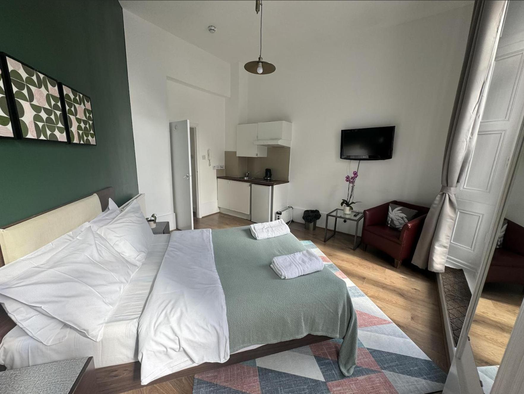Charming Large With Balcony Apartment
