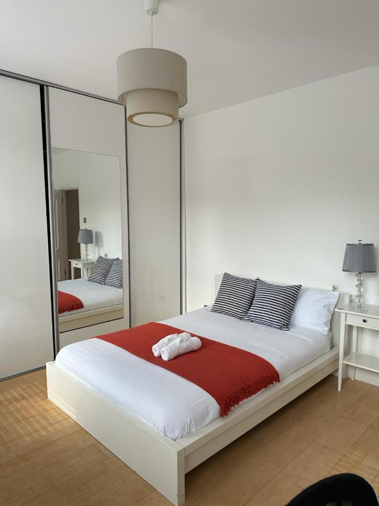 Spacious City Eye, Westminster, Big Ben, Vauxhall Station London