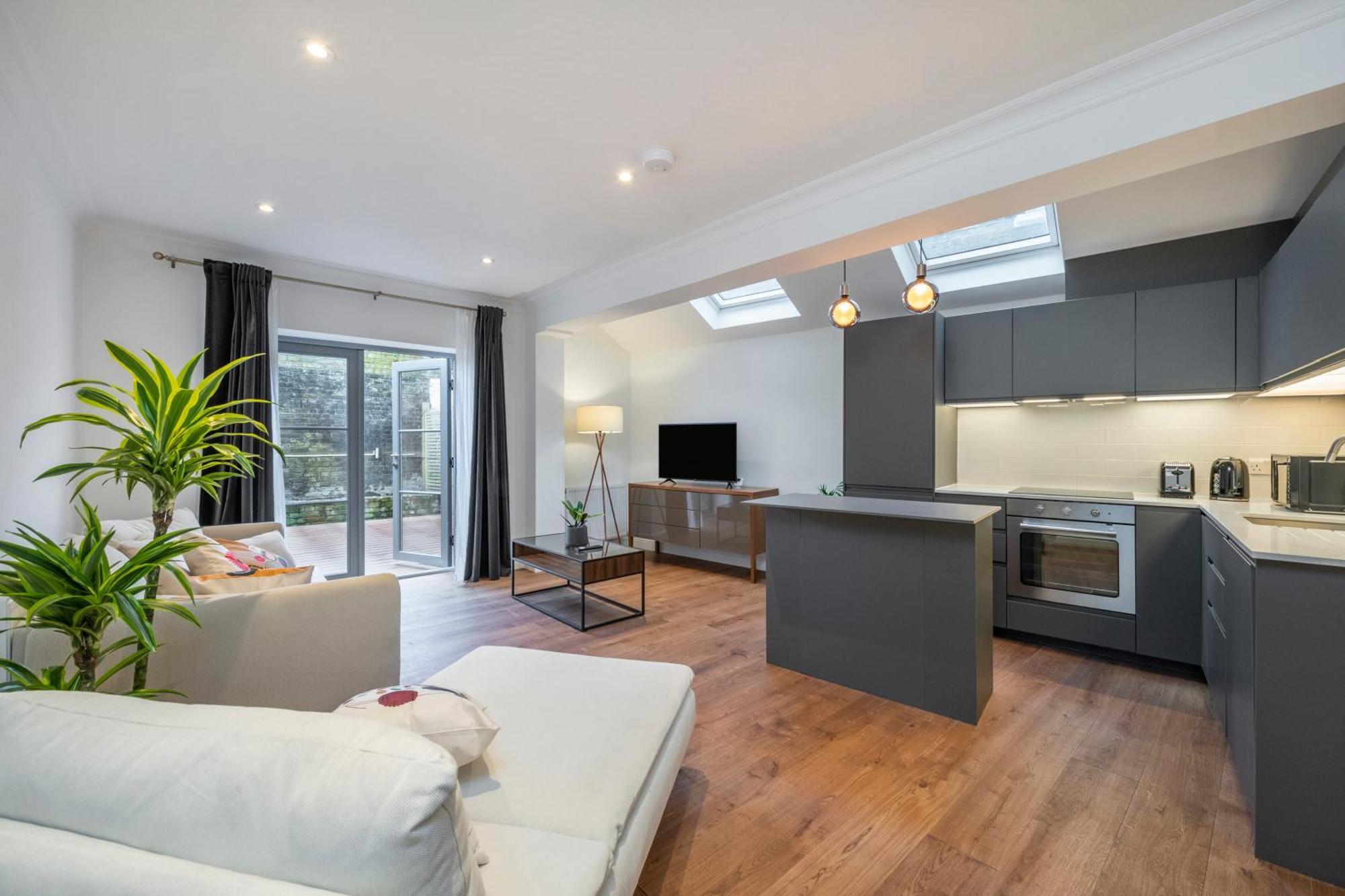 Spacious City Eye, Westminster, Big Ben, Vauxhall Station Apartment