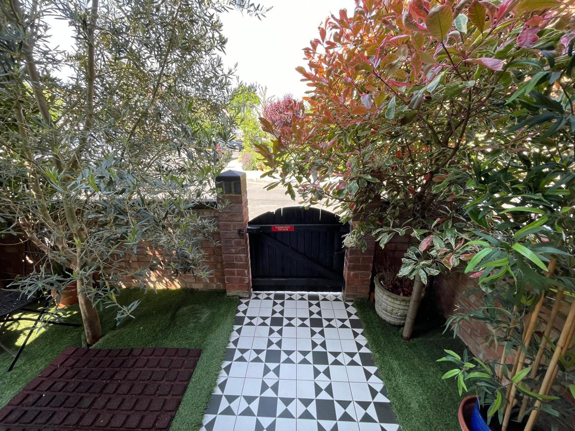 Villa Luxe Quartet: Spacious 4-bed Retreat Near Elizabeth Line