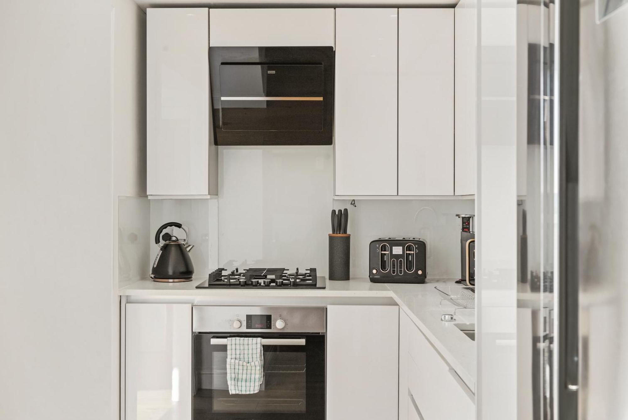 Monthly Stays! 2 Bedroom Short Term & Flexible Renting Canary Wharf With Free Parking Apartment