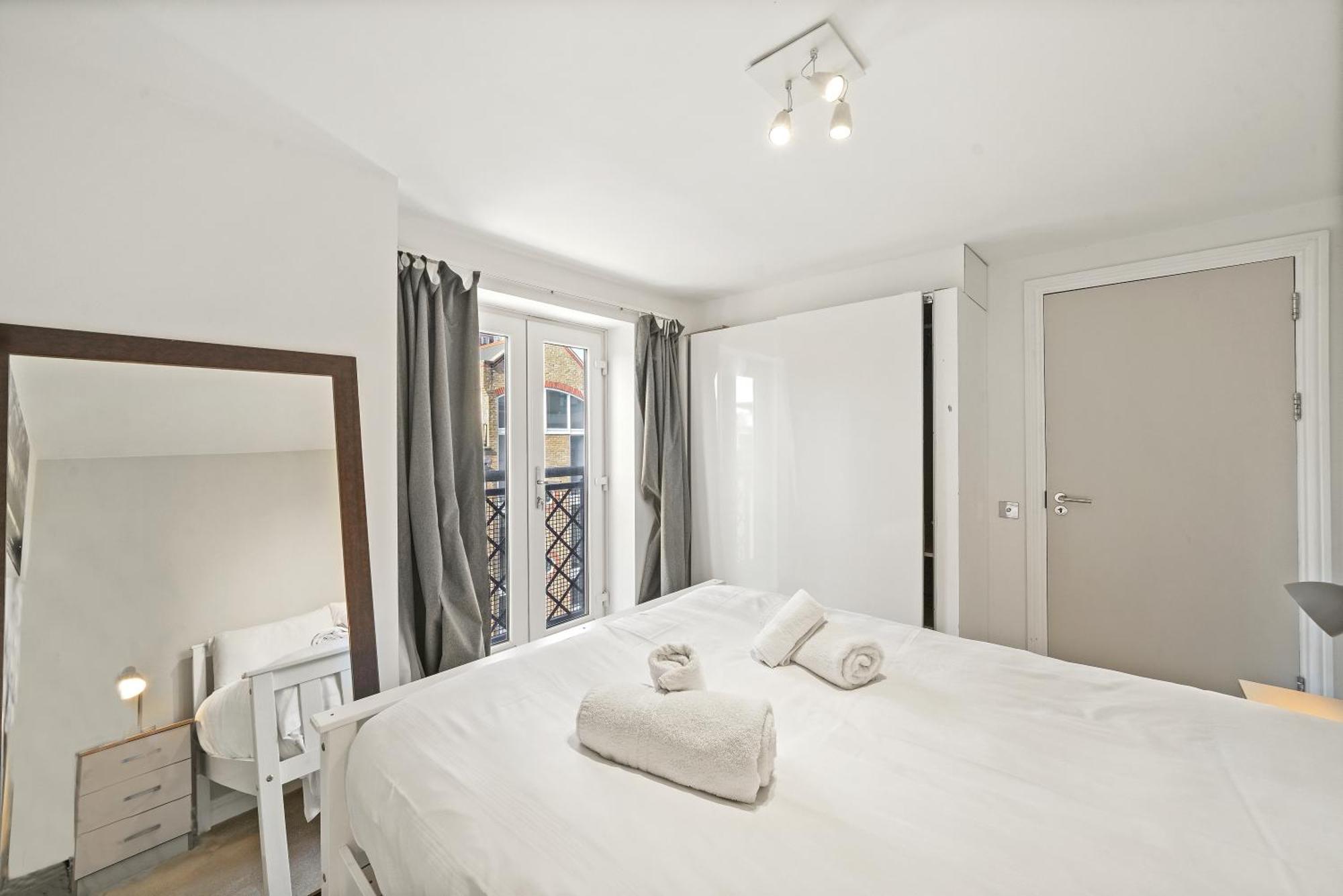 Apartment Monthly Stays! 2 Bedroom Short Term & Flexible Renting Canary Wharf With Free Parking *