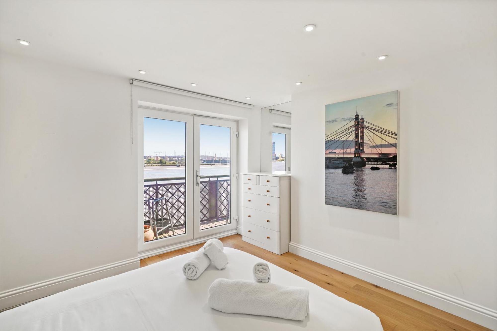Monthly Stays! 2 Bedroom Short Term & Flexible Renting Canary Wharf With Free Parking Apartment *