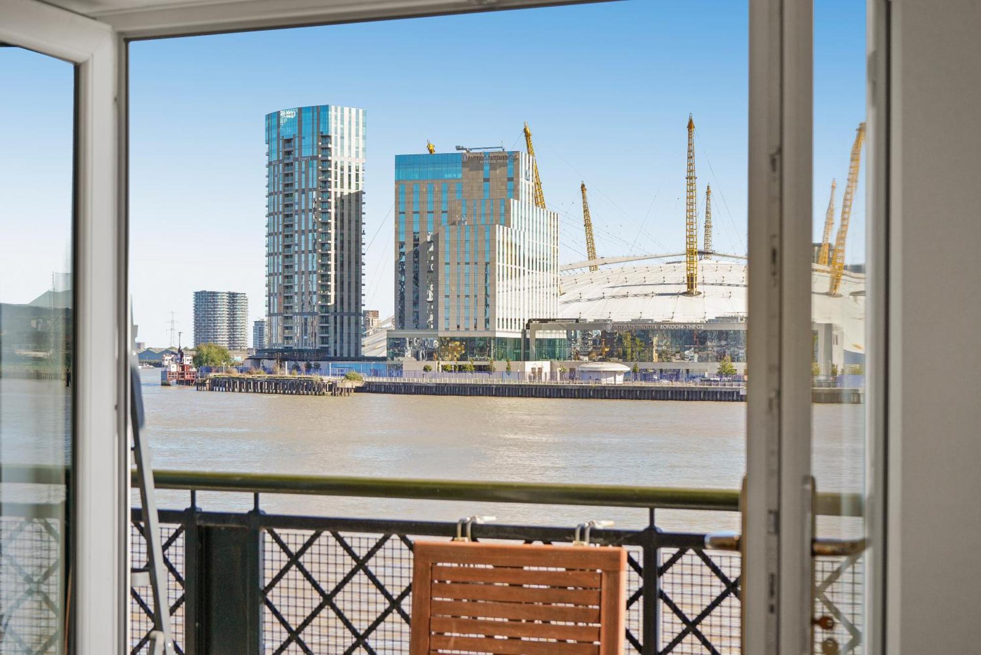 Apartment Monthly Stays! 2 Bedroom Short Term & Flexible Renting Canary Wharf With Free Parking