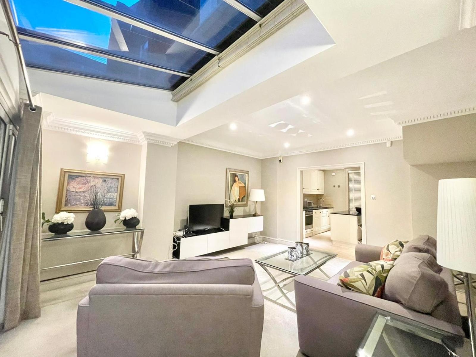 Mayfair 2 Bedroom With Large Private Terrace Apartment *