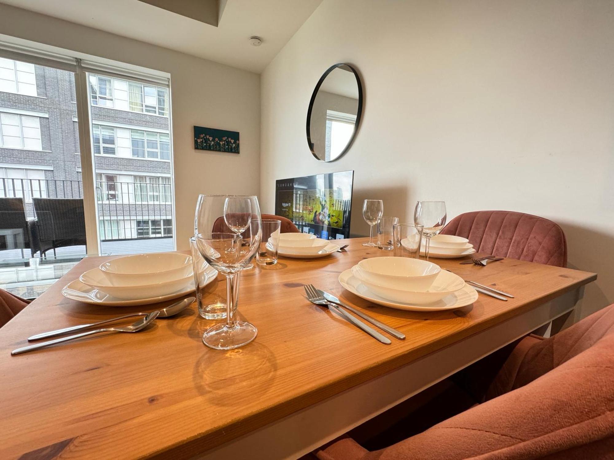 Luxury Flat With Balcony, River View, O2 Arena, Excel, Canary Wharf, Station Apartment London