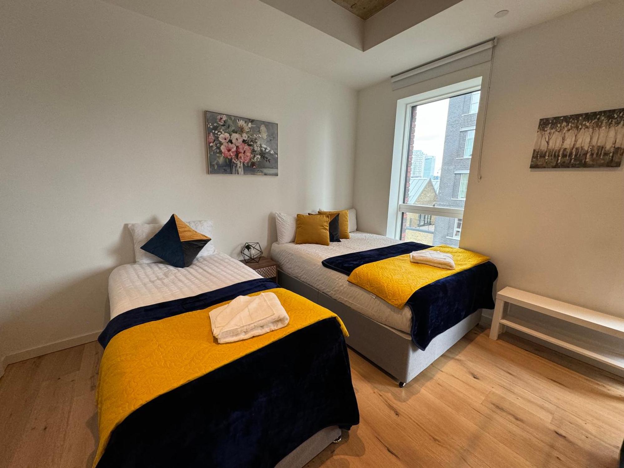 Luxury Flat With Balcony, River View, O2 Arena, Excel, Canary Wharf, Station Apartment *