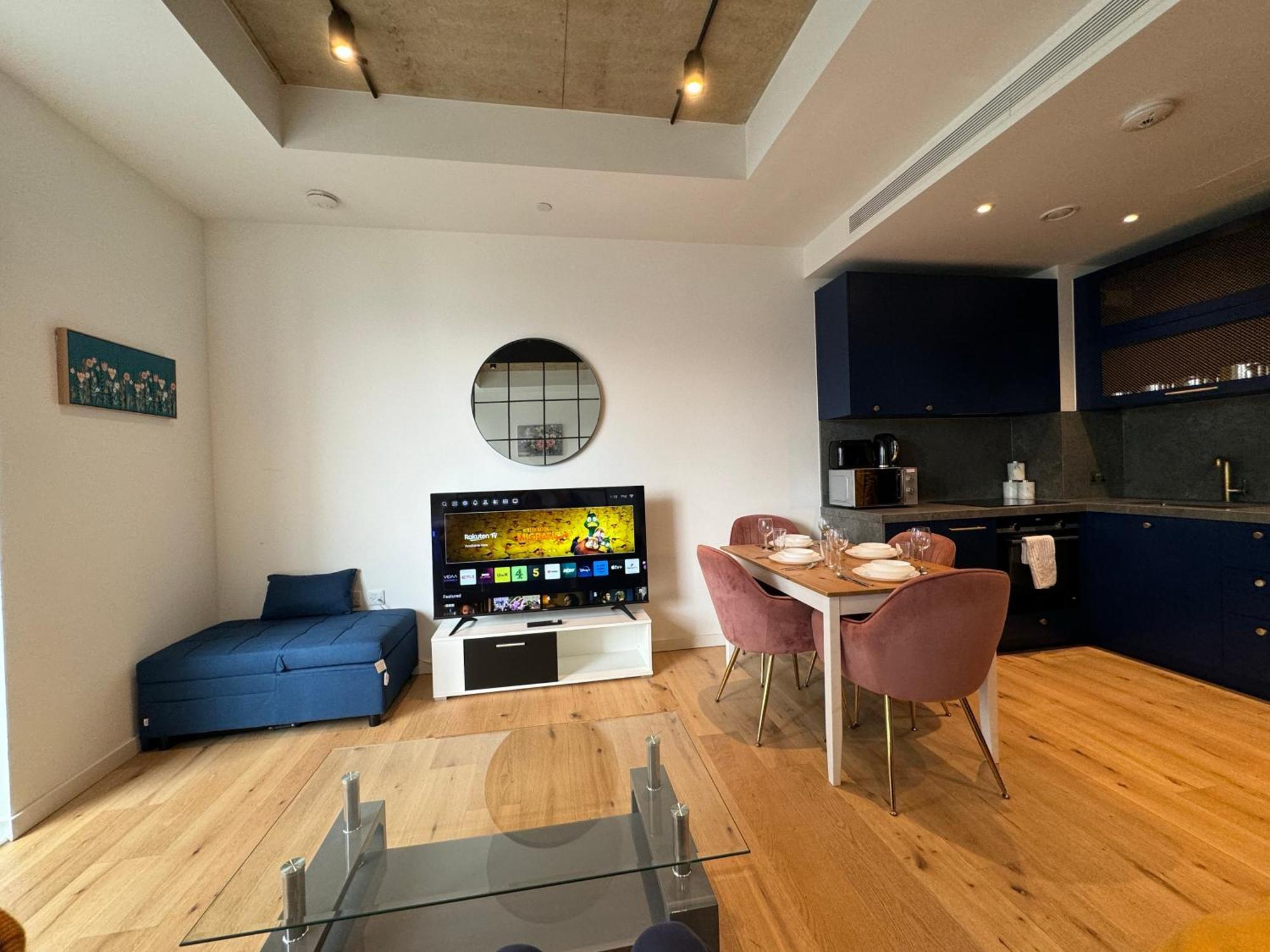 Luxury Flat With Balcony, River View, O2 Arena, Excel, Canary Wharf, Station Apartment *