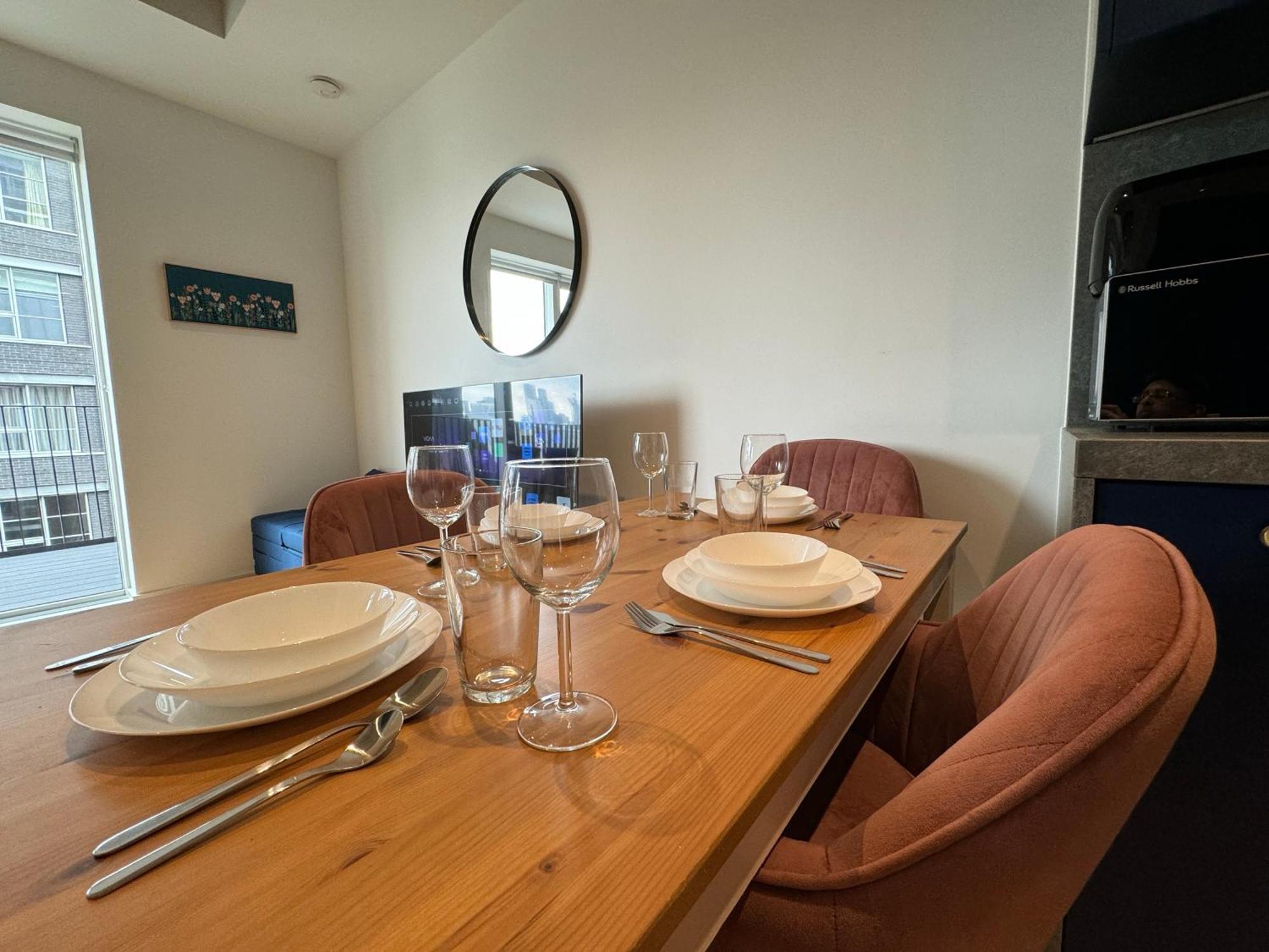 Luxury Flat With Balcony, River View, O2 Arena, Excel, Canary Wharf, Station Apartment London