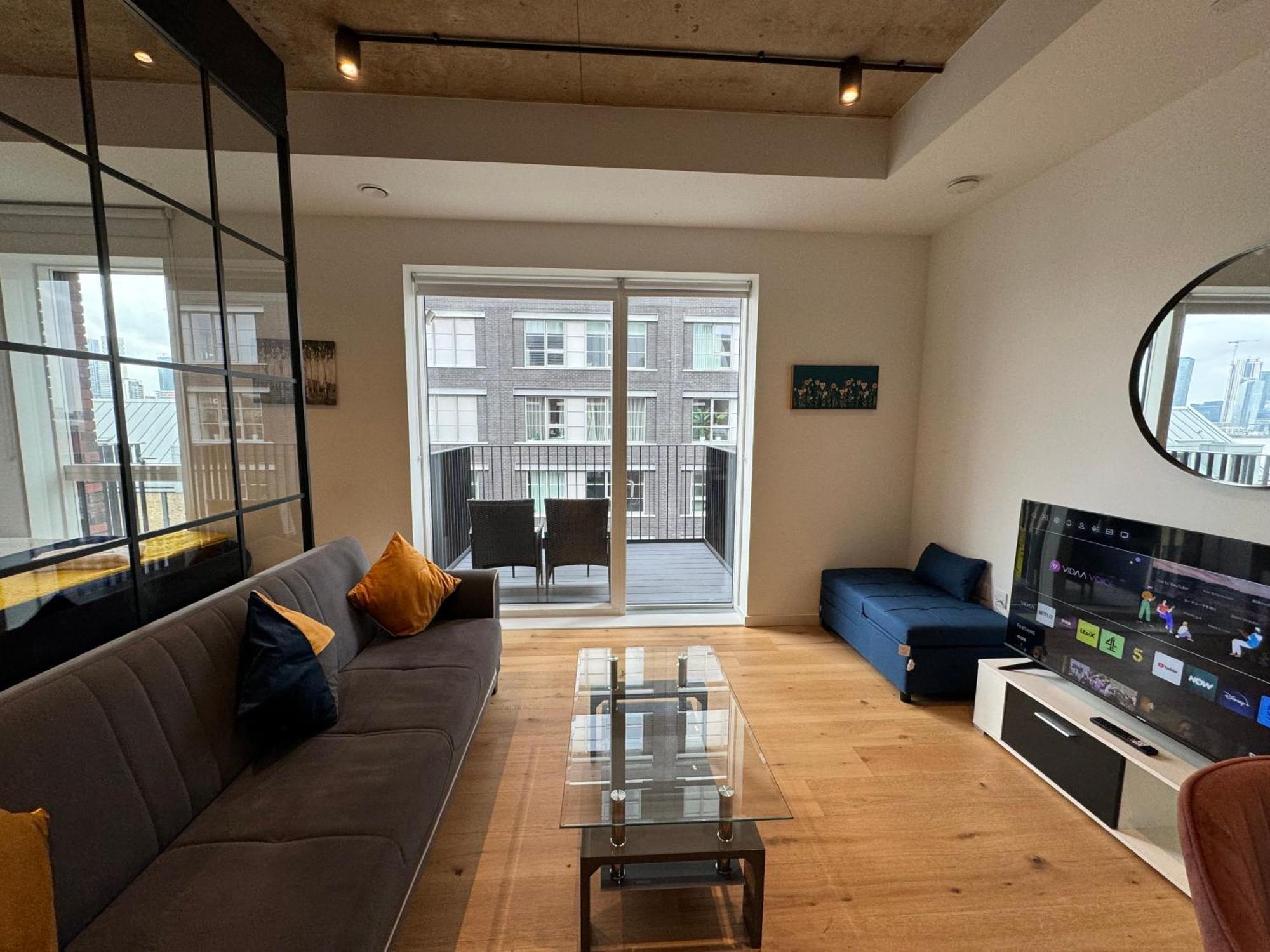 Luxury Flat With Balcony, River View, O2 Arena, Excel, Canary Wharf, Station * London