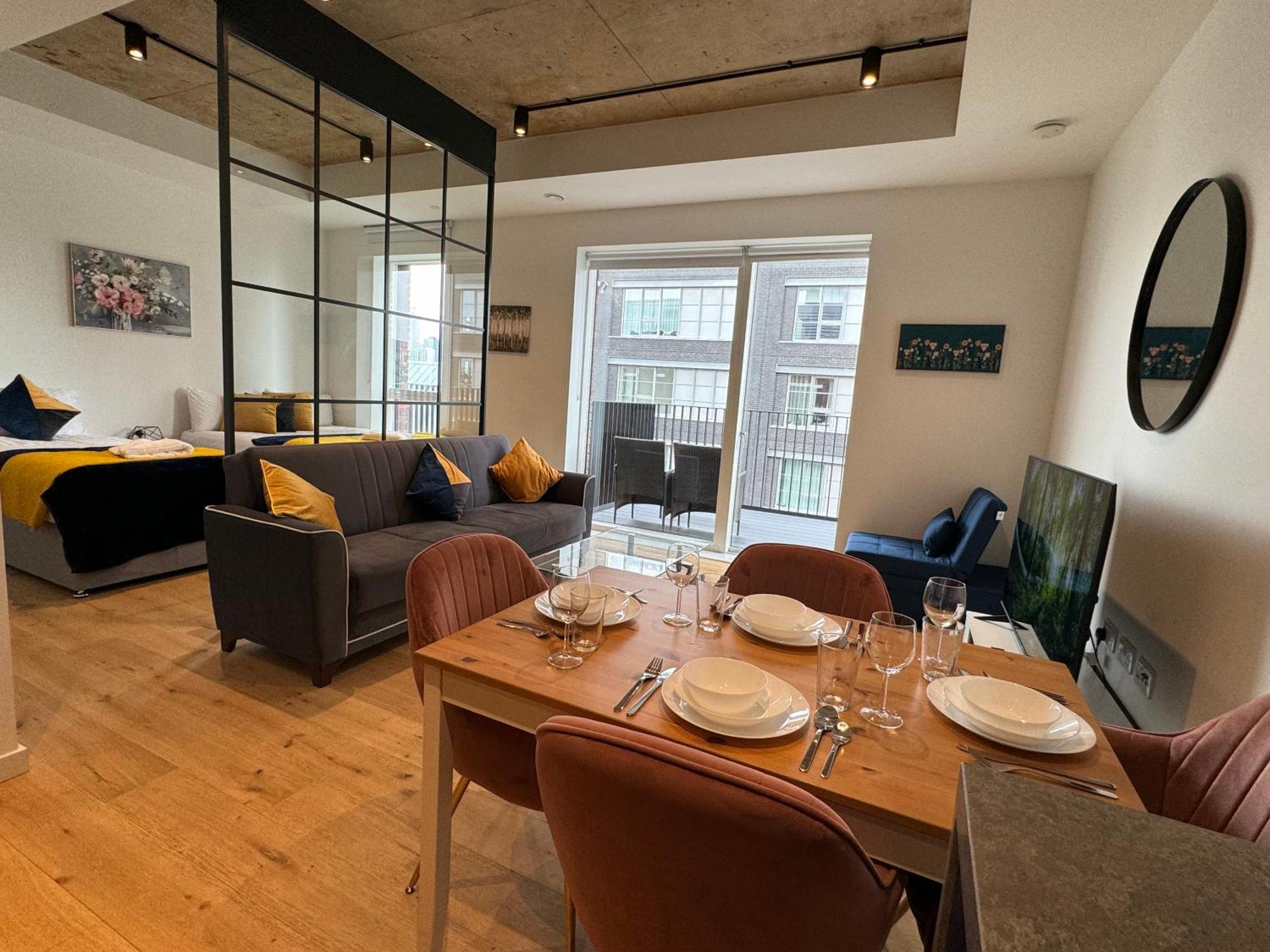 Apartment Luxury Flat With Balcony, River View, O2 Arena, Excel, Canary Wharf, Station London