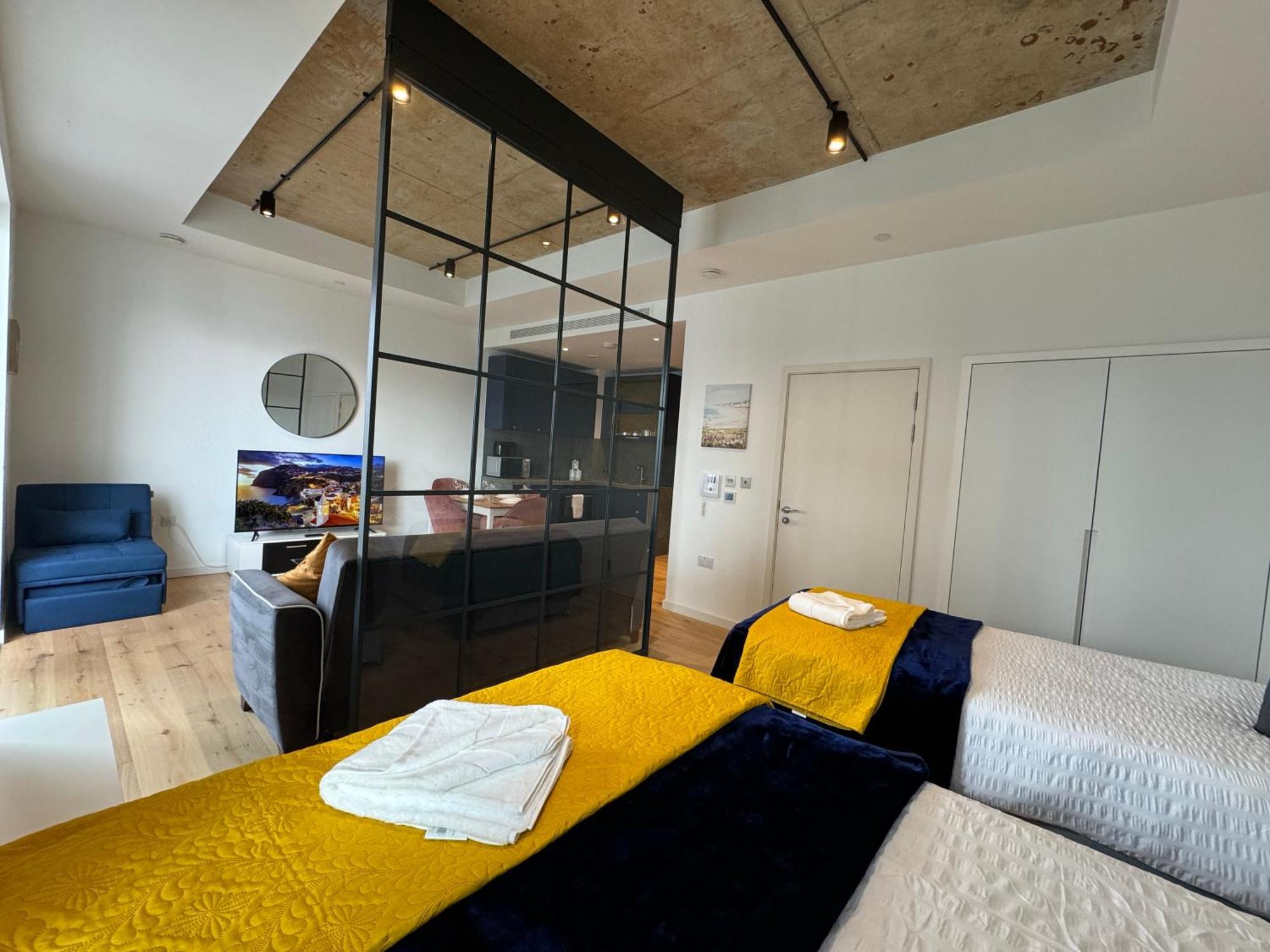 Luxury Flat With Balcony, River View, O2 Arena, Excel, Canary Wharf, Station London