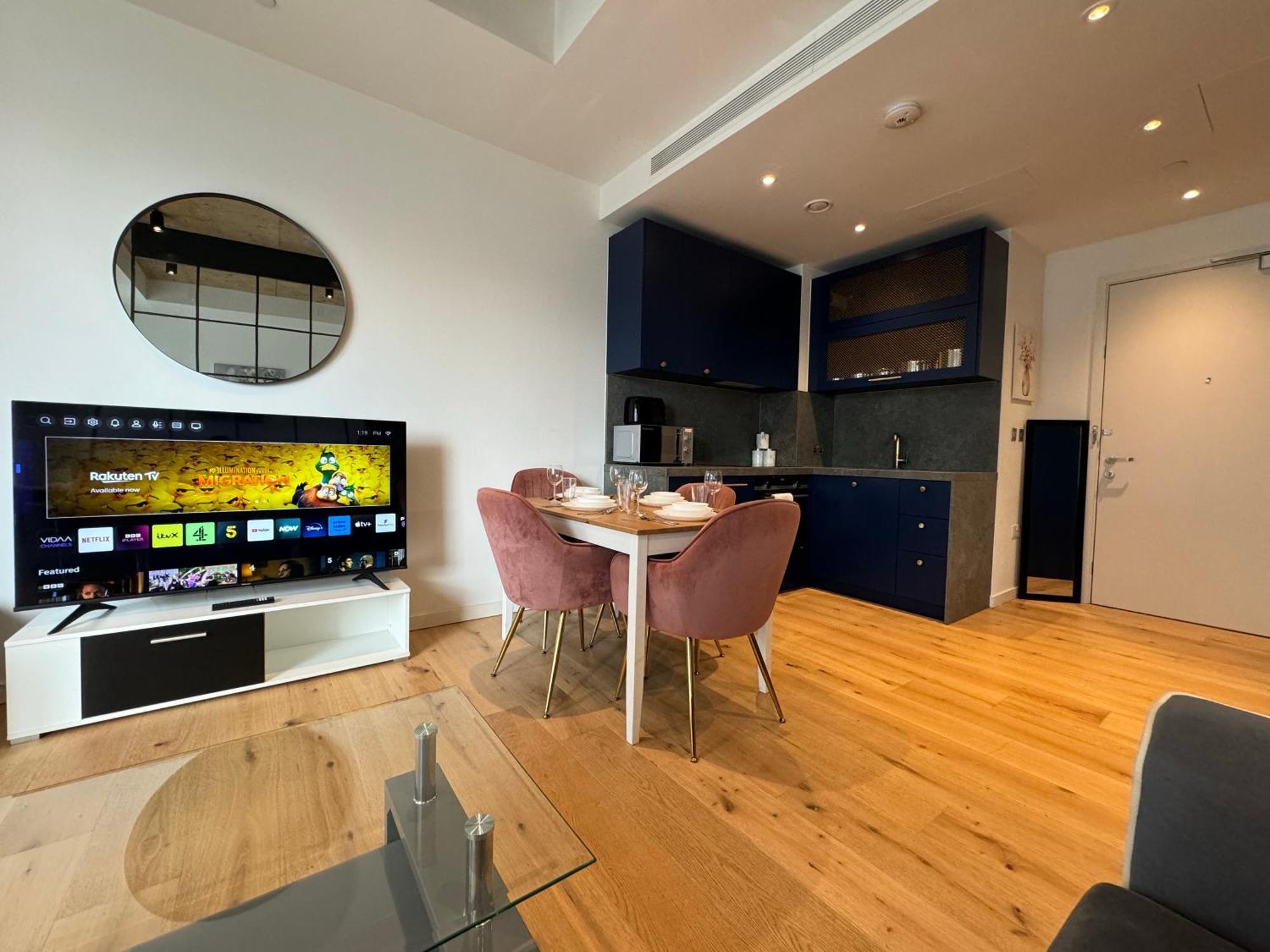 Luxury Flat With Balcony, River View, O2 Arena, Excel, Canary Wharf, Station * London