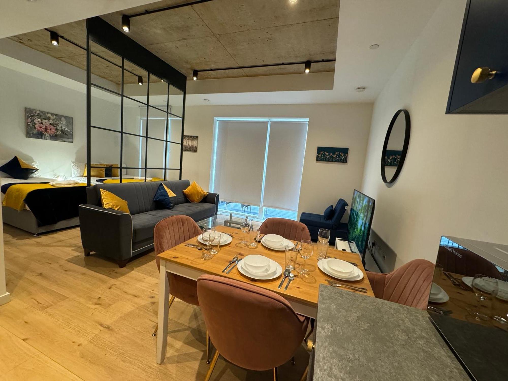 Luxury Flat With Balcony, River View, O2 Arena, Excel, Canary Wharf, Station Apartment