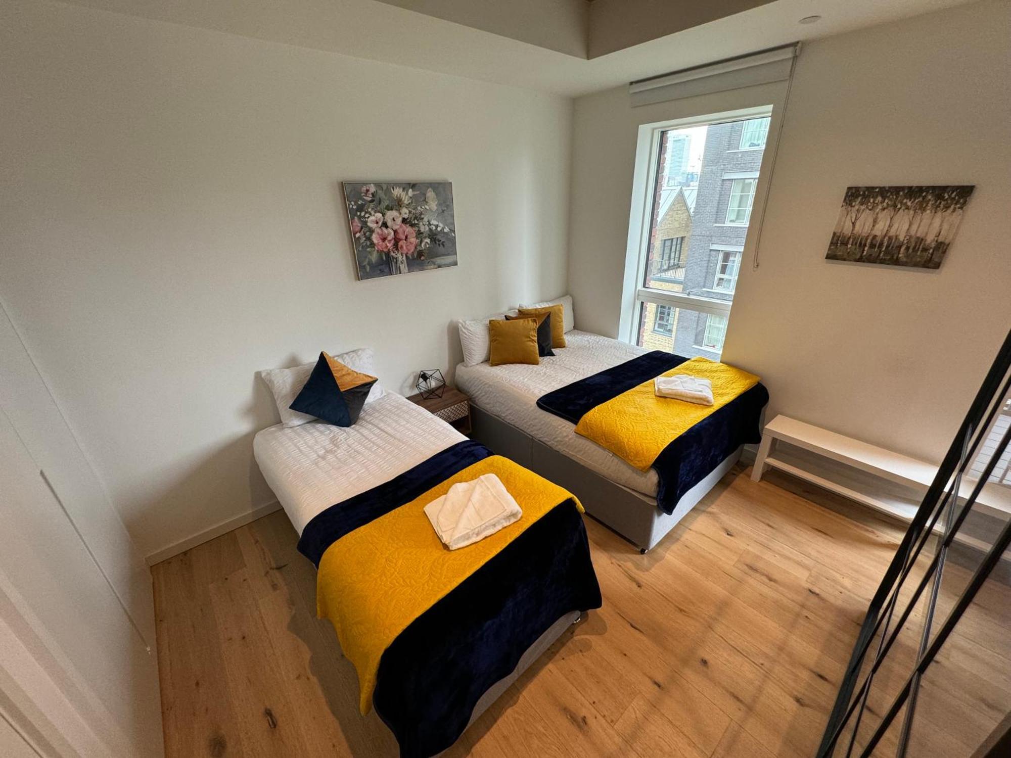 Luxury Flat With Balcony, River View, O2 Arena, Excel, Canary Wharf, Station Apartment