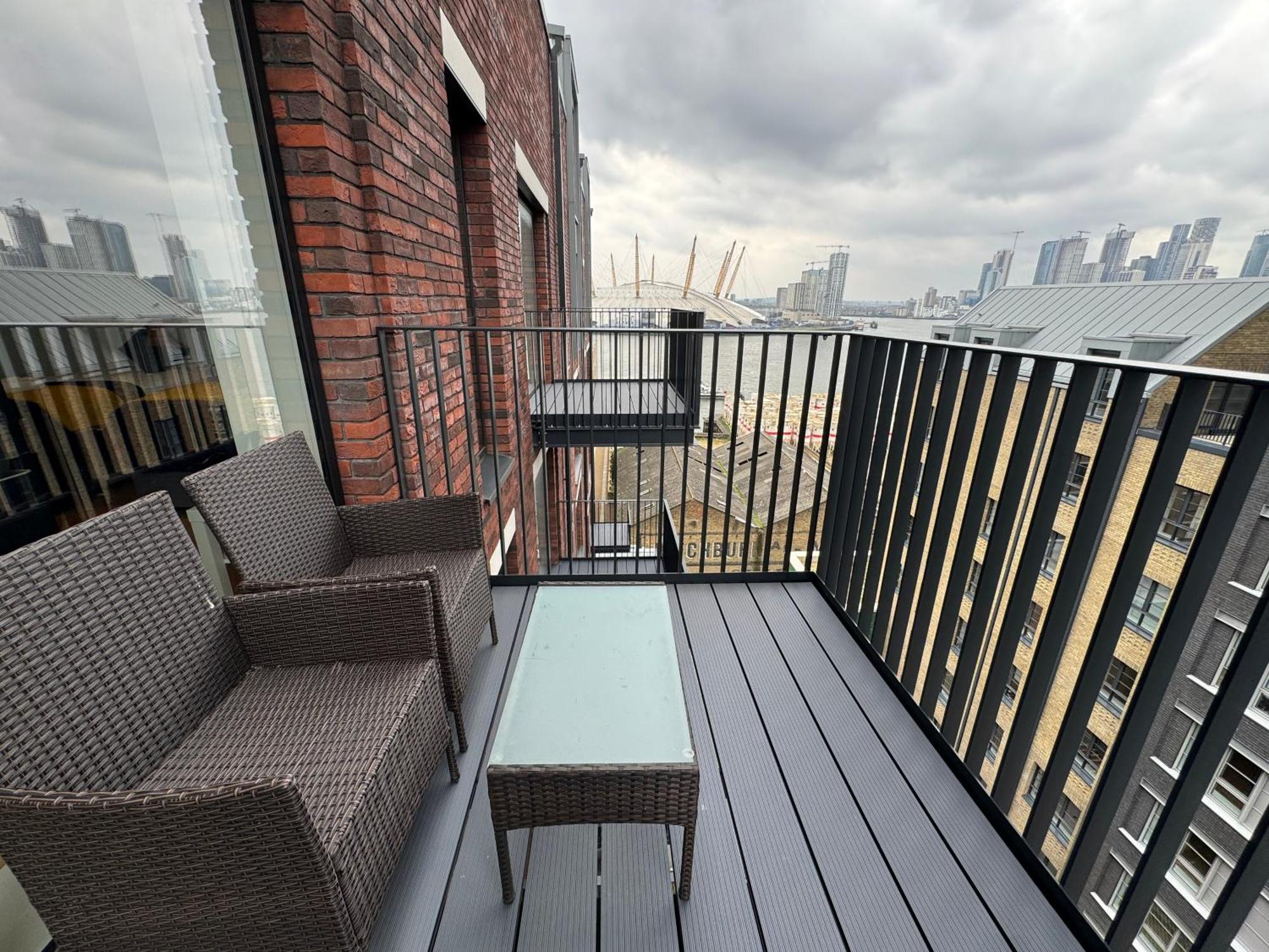 Luxury Flat With Balcony, River View, O2 Arena, Excel, Canary Wharf, Station Apartment *