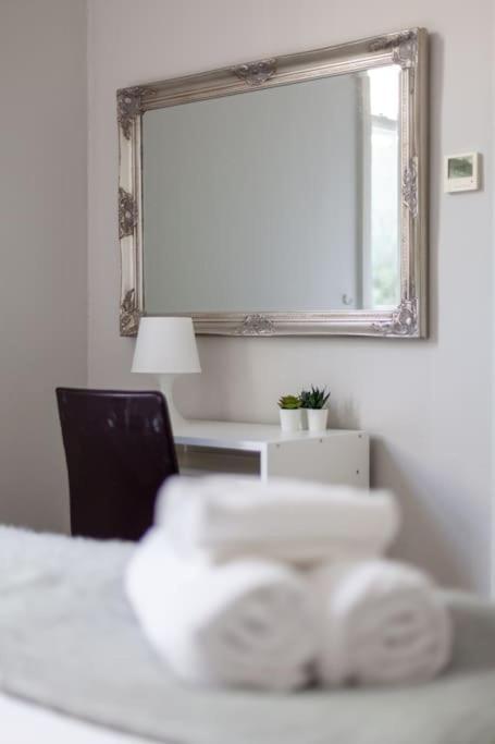 Apartment Prime Location - Stylish In Barons Court *