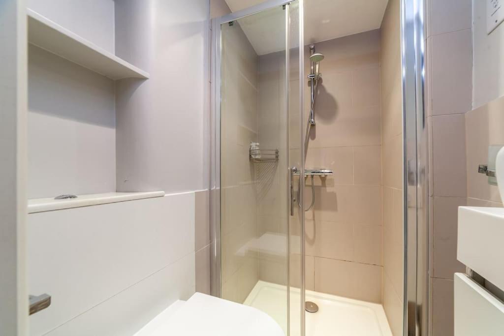 Prime Location - Stylish In Barons Court Apartment London