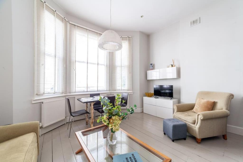Prime Location - Stylish In Barons Court Apartment *