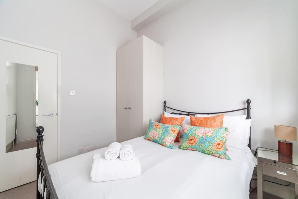 Prime Location - Stylish In Barons Court * London