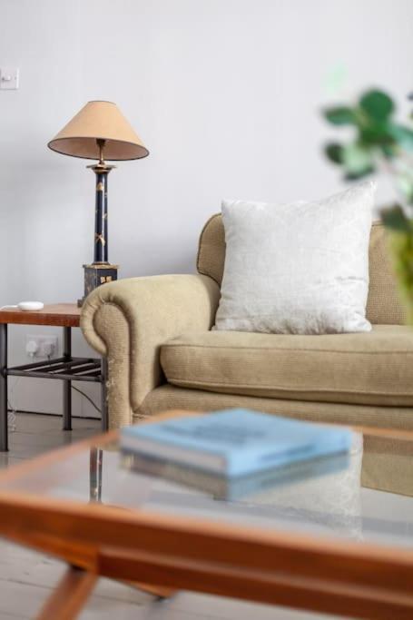 Prime Location - Stylish In Barons Court Apartment