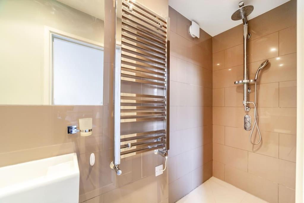 Apartment Prime Location - Stylish In Barons Court London