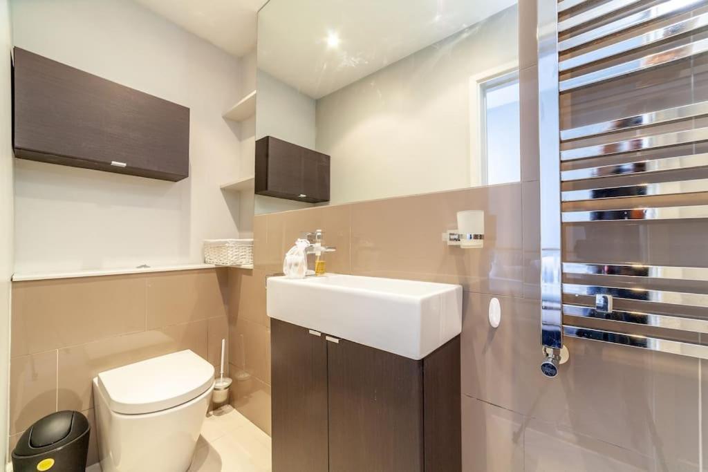 Prime Location - Stylish In Barons Court *