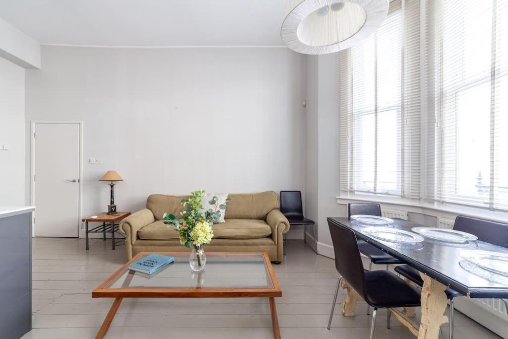 Prime Location - Stylish In Barons Court Apartment *